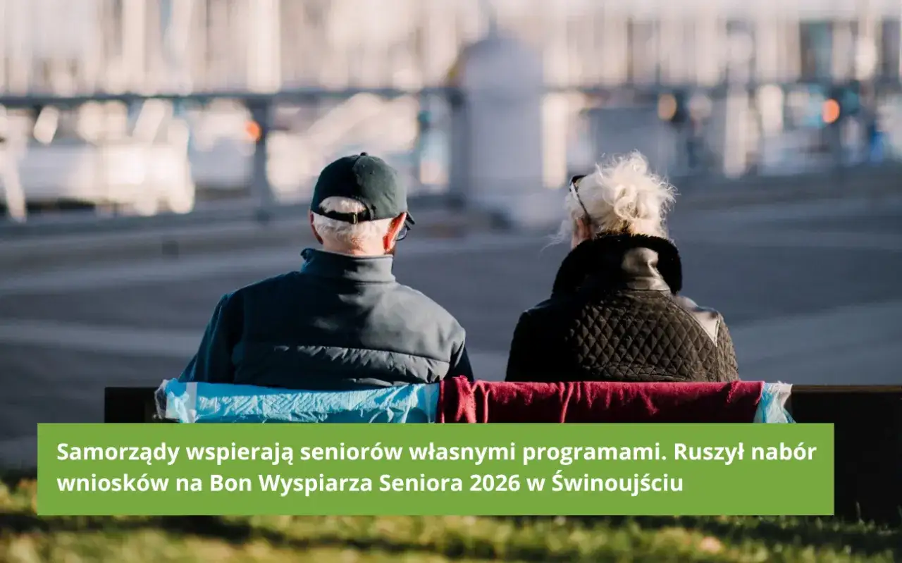 Seniorzy siedzą na ławce, zastanawiając się, czy będzie bon turystyczny dla seniora. Nabór na Bon Wyspiarza Seniora 2026 w Świnoujściu.