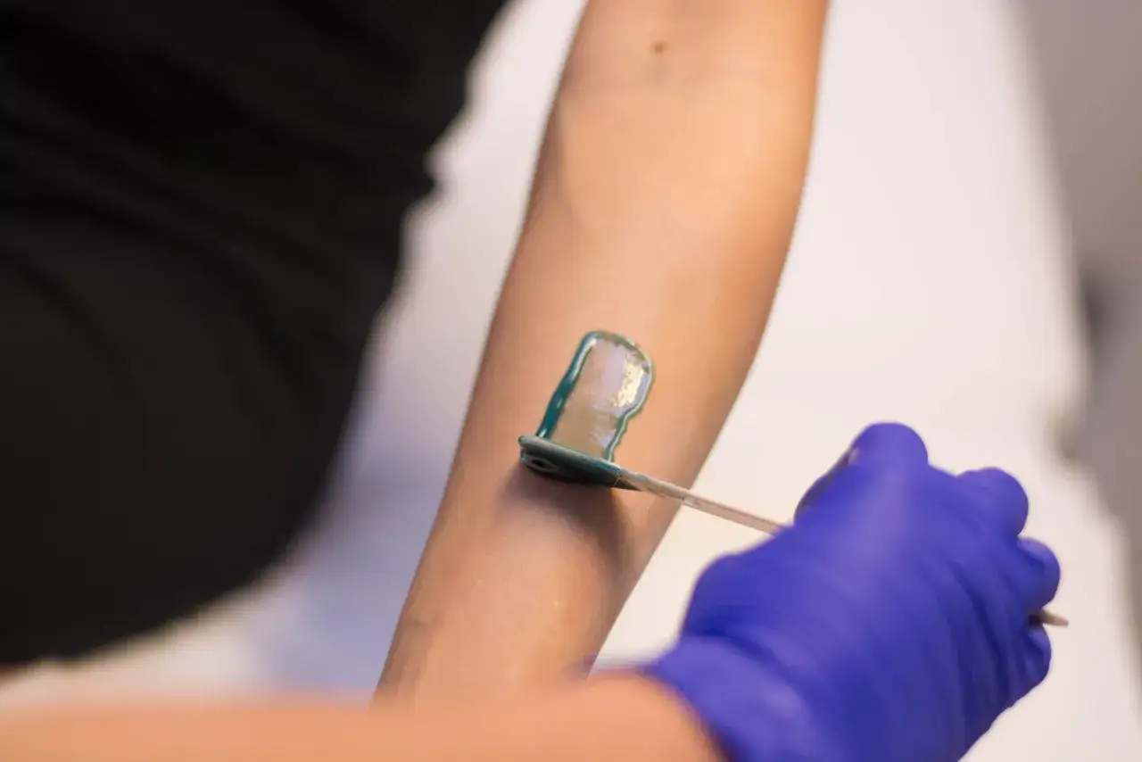 Jak golić ręce bez podrażnień - sprawdzone metody depilacji