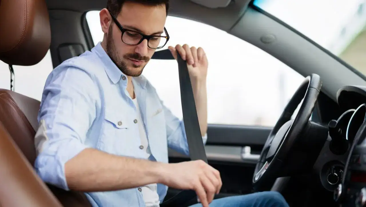 Kiedy wprowadzono pasy bezpieczeństwa i jak zmieniły bezpieczeństwo na drogach?