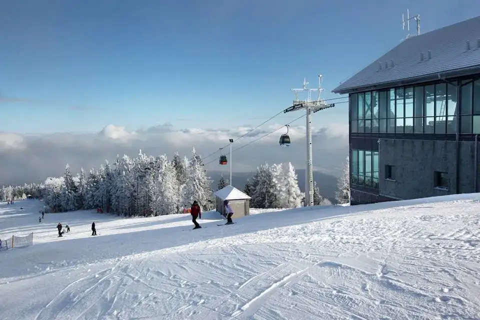 Gdzie w góry na narty? Odkryj najlepsze stacje narciarskie w Polsce