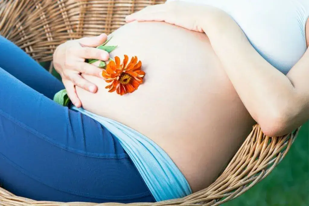 Kiedy pierwsze ruchy dziecka? Rozpoznaj sygnały i bądź spokojna