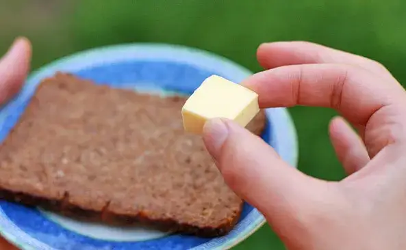 Ile kalorii ma masło roślinne? Zaskakujące różnice z masłem zwierzęcym