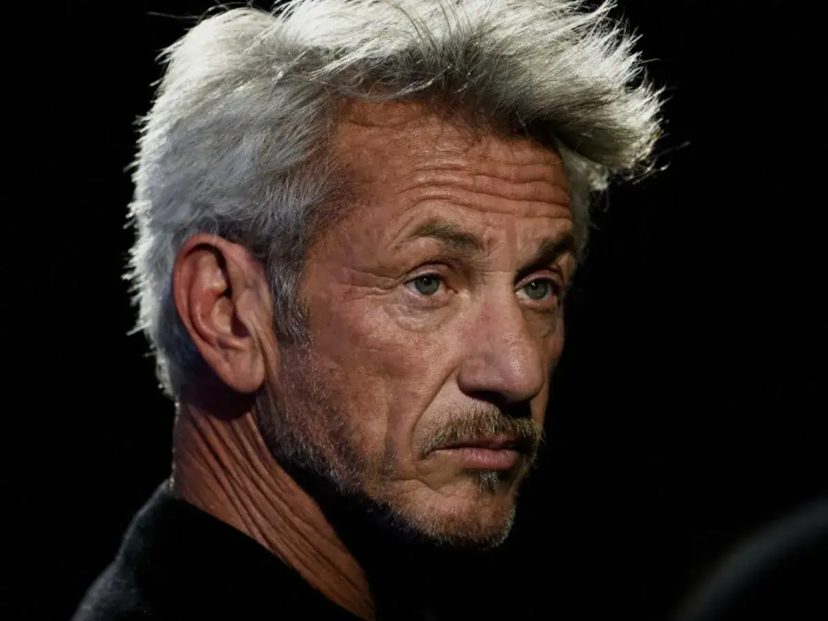 Sean Penn, z siwymi włosami i zmarszczkami, wygląda jakby zastanawiał się, kto jest najlepszym aktorem na świecie.
