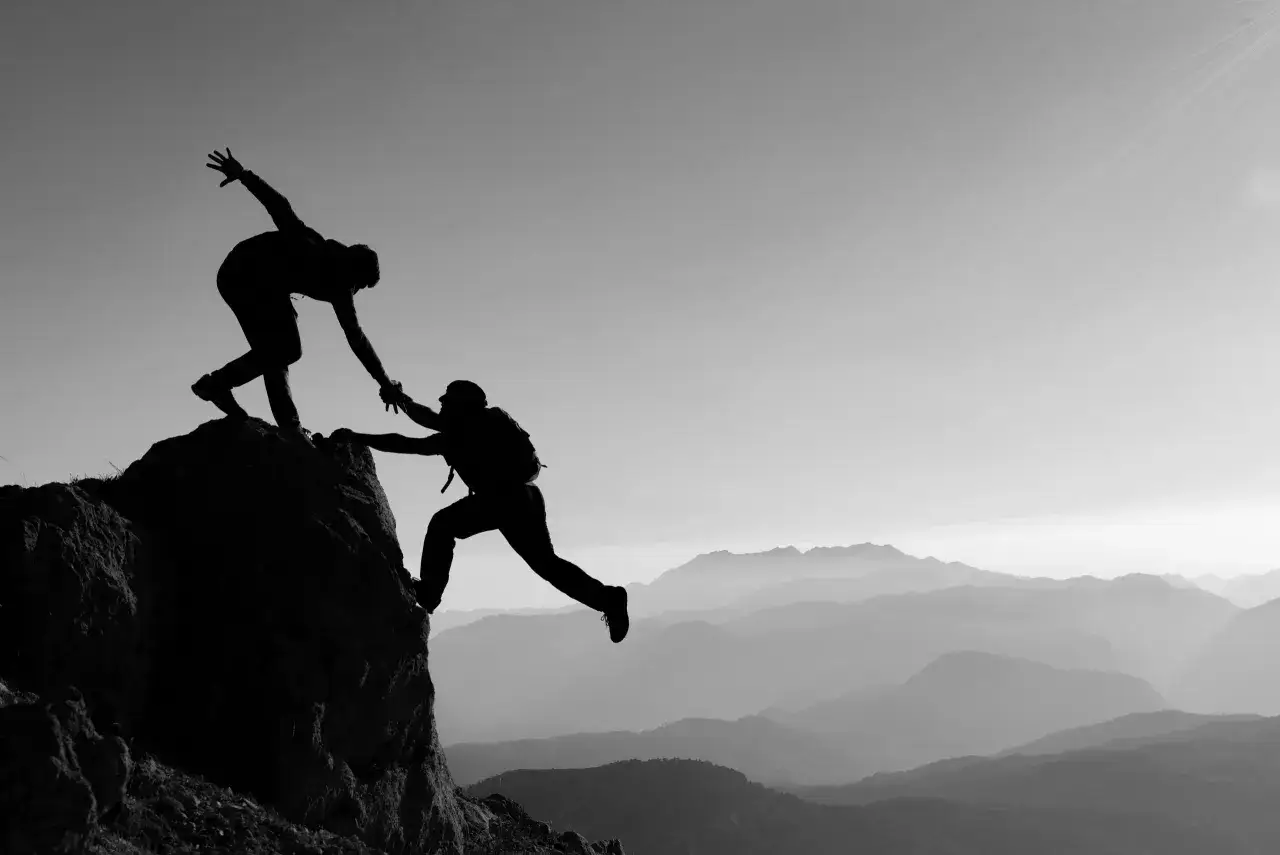 Wspinaczka na szczyt, gdzie jeden pomaga drugiemu. Tak jak w życiu, by jak zostać mężem zaufania, trzeba wspierać i ufać.