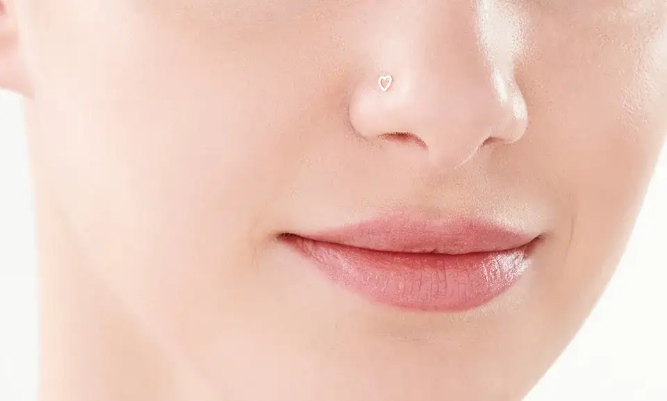 Jak się nazywa kolczyk w nosie? Poznaj różne rodzaje biżuterii