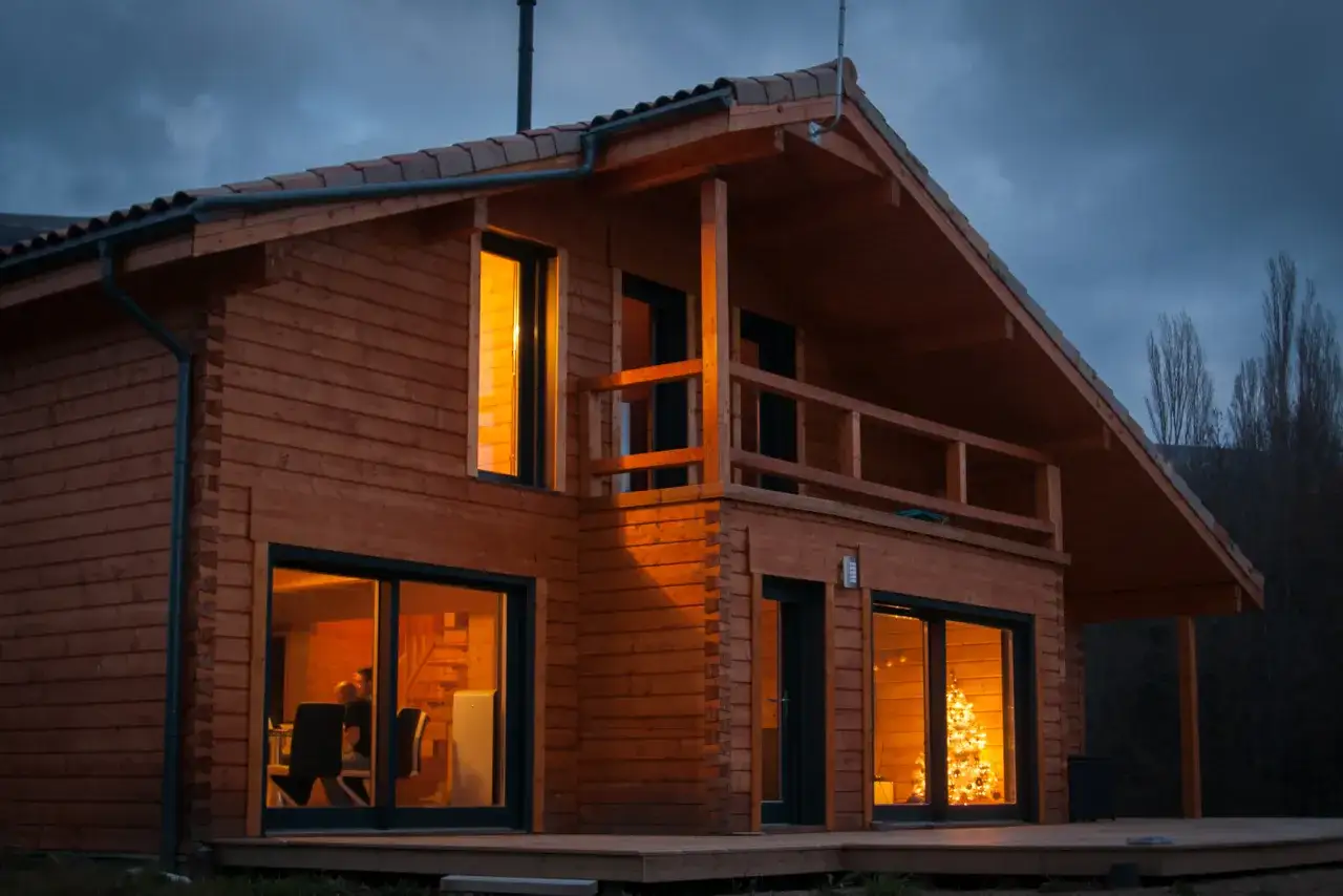 Czy dom drewniany jest tańszy od murowanego? Sprawdź różnice w kosztach