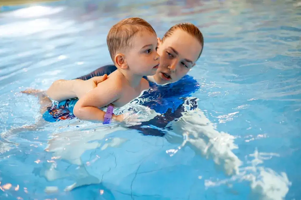 Czy z kaszlem można iść na basen? Zdrowie dzieci a aktywność fizyczna