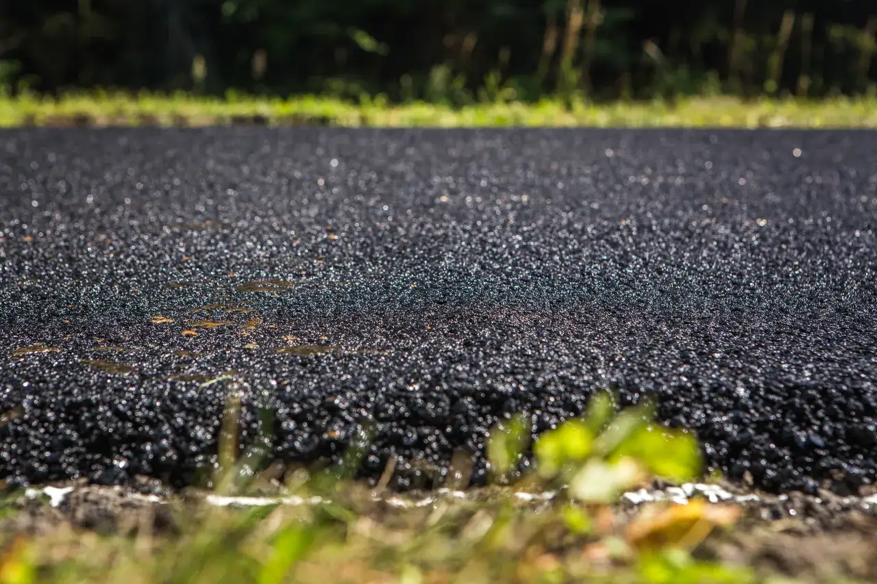 Asfalt co to? Poznaj właściwości i zastosowania tego materiału