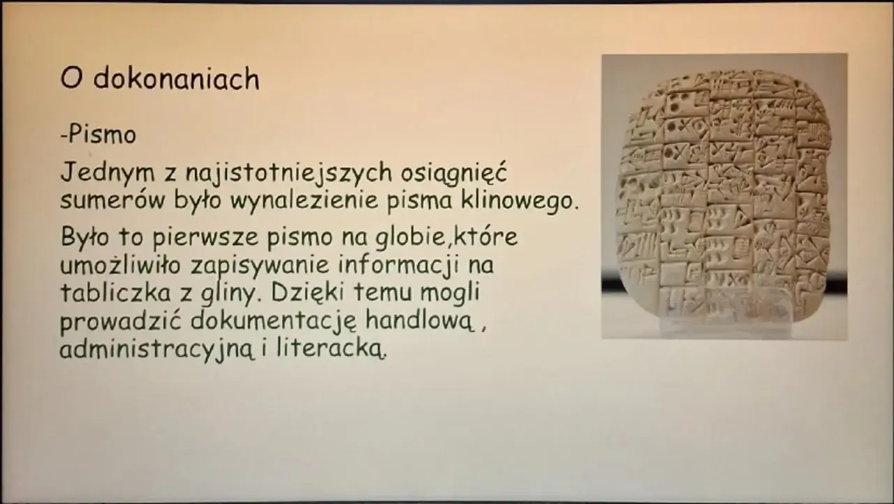 Tabliczka z pismem klinowym, dowód na to, co wynaleźli Sumerowie – pismo, które umożliwiło zapisywanie informacji.