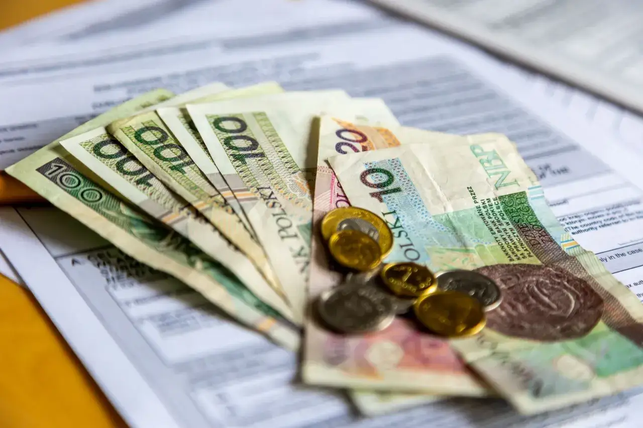 Ile zarabia pracownik do 26 roku życia? Zaskakujące różnice w wynagrodzeniach