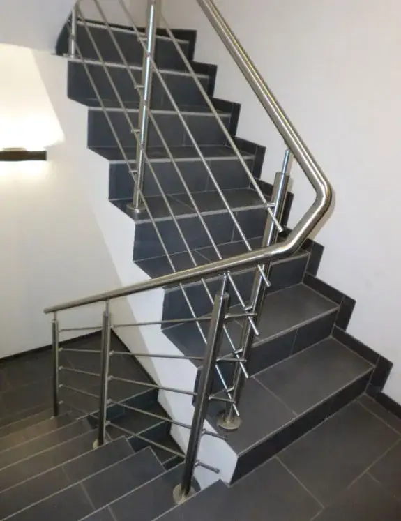 Jak zamontować balustradę na schodach? Uniknij kosztownych błędów krok po kroku