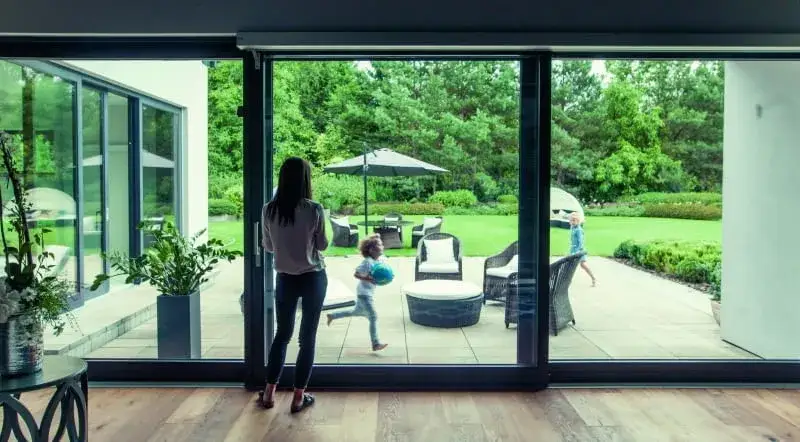 Jakie duże okna do domu: zalety, wady i jak je wybrać efektownie