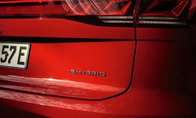 Samochód hybrydowy co to? Poznaj jego zalety i działanie