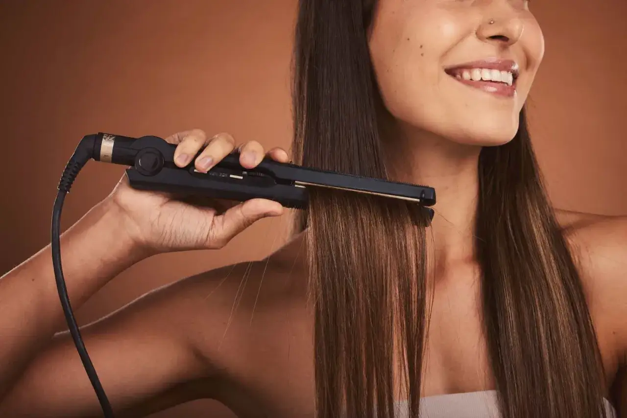 Prostowanie włosów po trwałej: Czy to możliwe bez zniszczeń?