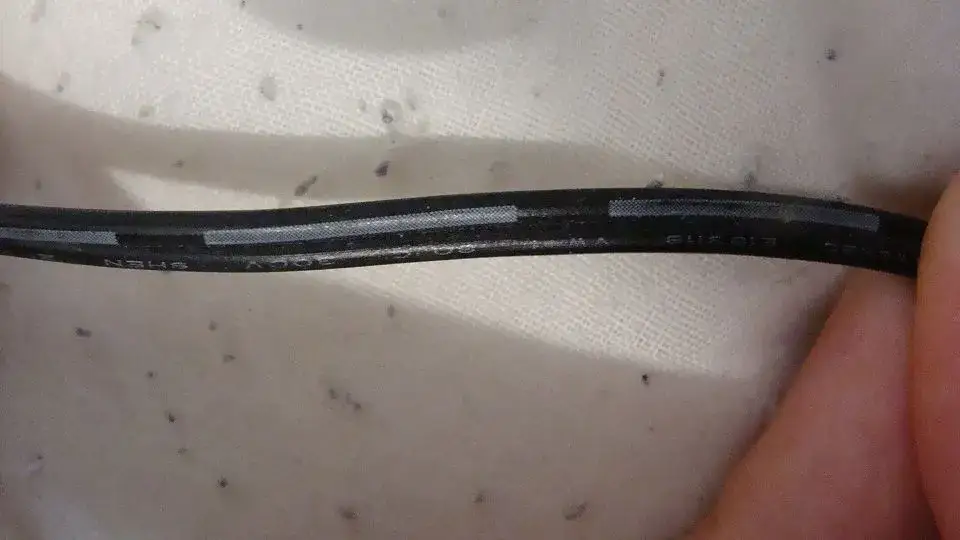 Kabel z kreska to plus czy minus? Odkryj prawdę o oznaczeniach