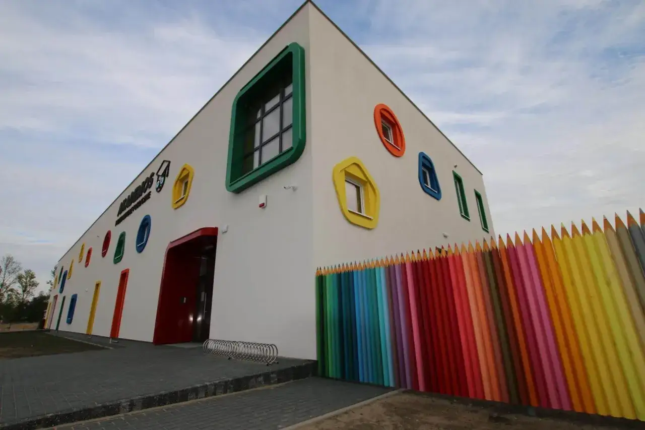 Ile opiekunek na dzieci w przedszkolu? Kluczowe przepisy i normy