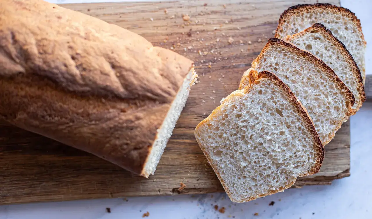 Domowy chleb z piekarnika: Idealny czas, temp. i chrupiąca skórka