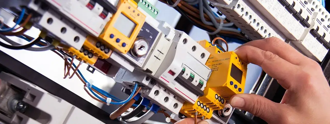 Jak zostać elektrykiem bez szkoły i zdobyć uprawnienia łatwo?