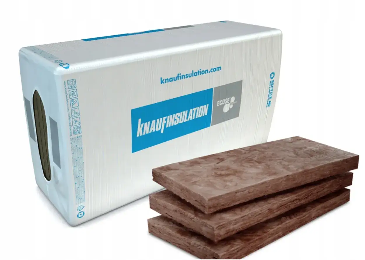 Opakowanie wełny mineralnej Knauf Unifit 035 15cm i trzy płyty izolacyjne.