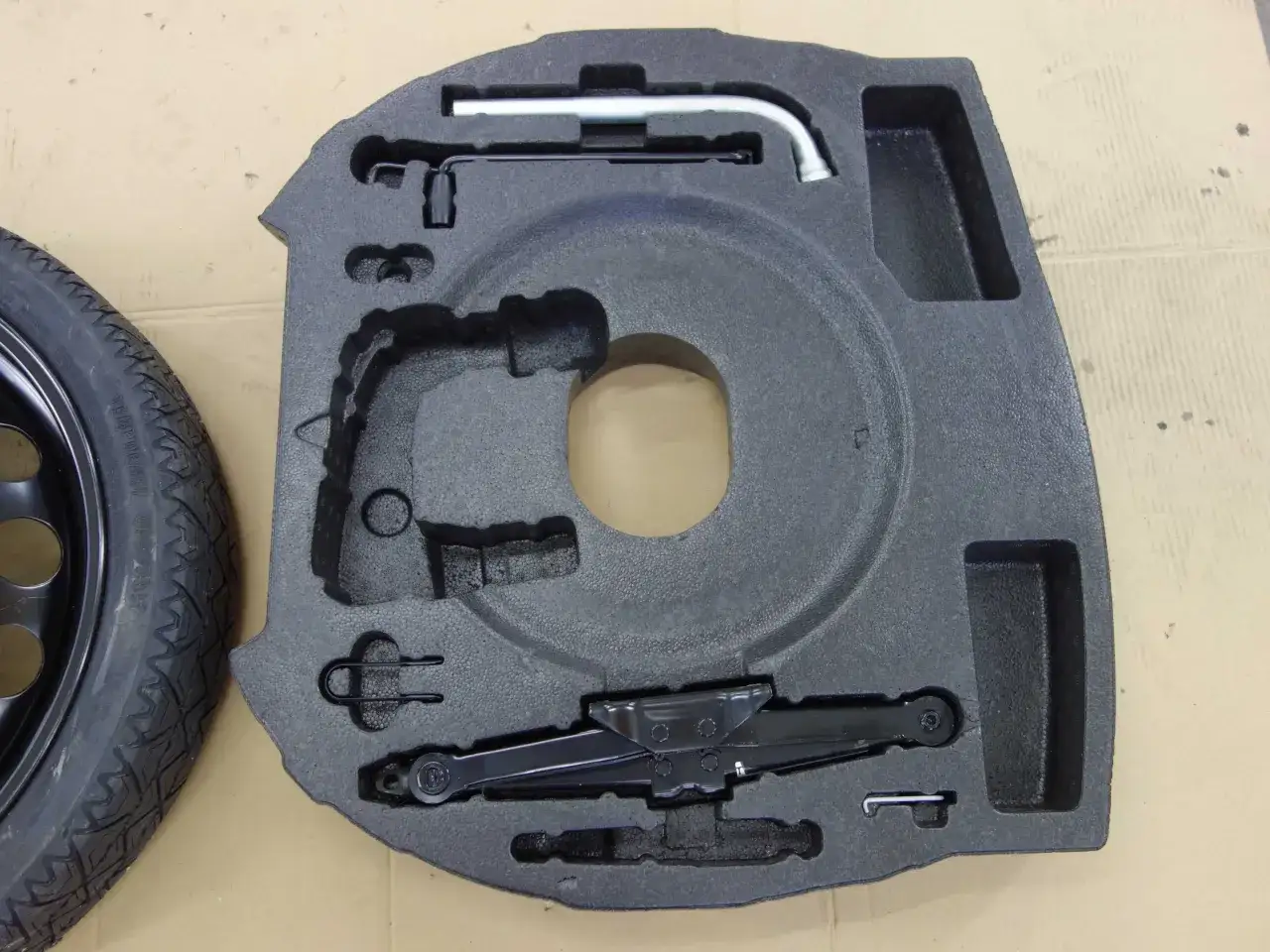 Zestaw narzędzi i koło zapasowe do Seat Alhambra. Podnośnik i klucz są umieszczone w wyprofilowanej piance.