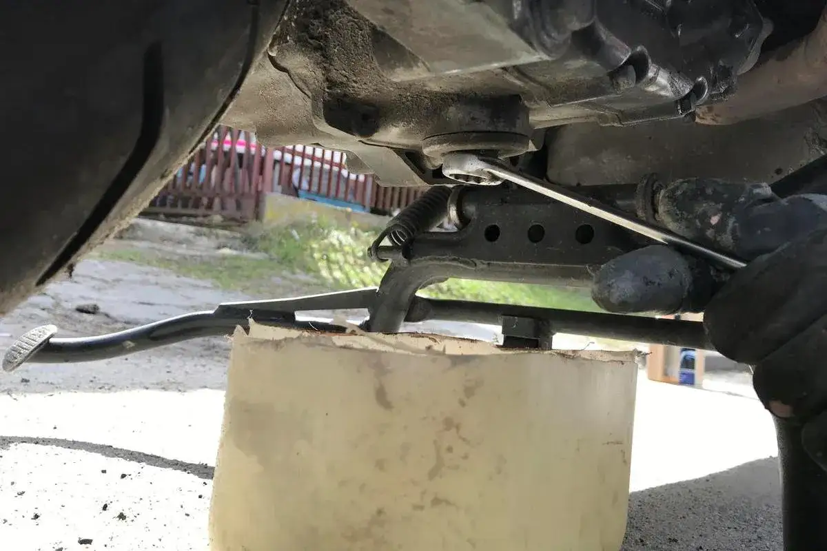 Kiedy wymieniać olej w skuterze 4T? Poradnik eksperta