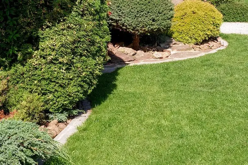 Obrzeża ogrodowe: Przewodnik po materiałach, cenach i montażu