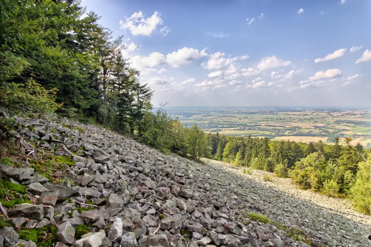 Góry Świętokrzyskie: Jak zaplanować wycieczkę? Szlaki i atrakcje