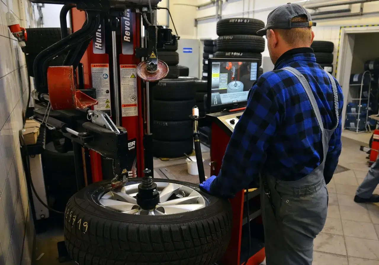 Ile kosztuje wymiana opon w 2026? Cennik i jak oszczędzić!