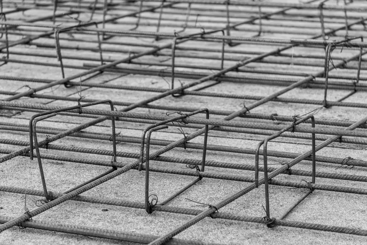 Siatka prętów tworzy zbrojenie stropu górą i dołem, gotowe do zalania betonem.