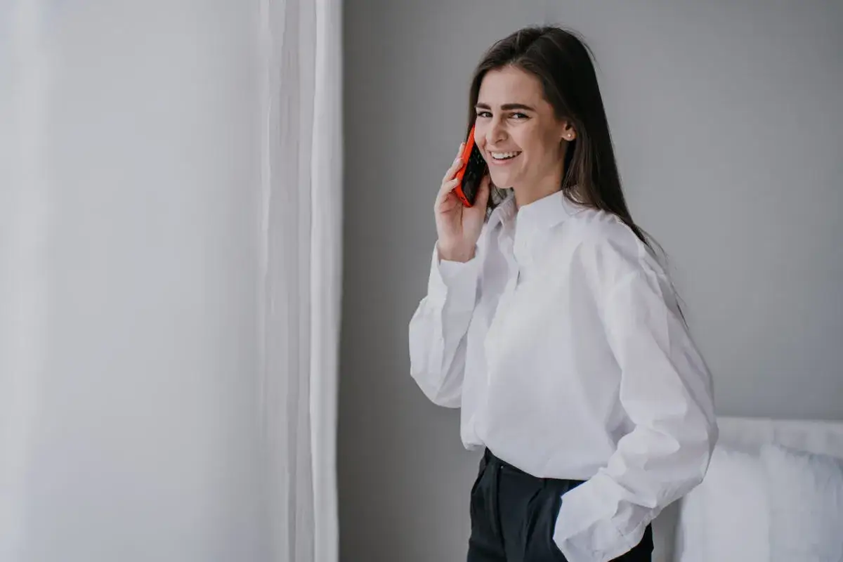 Białe długie koszule damskie: sposoby na stylizację na każdą okazję