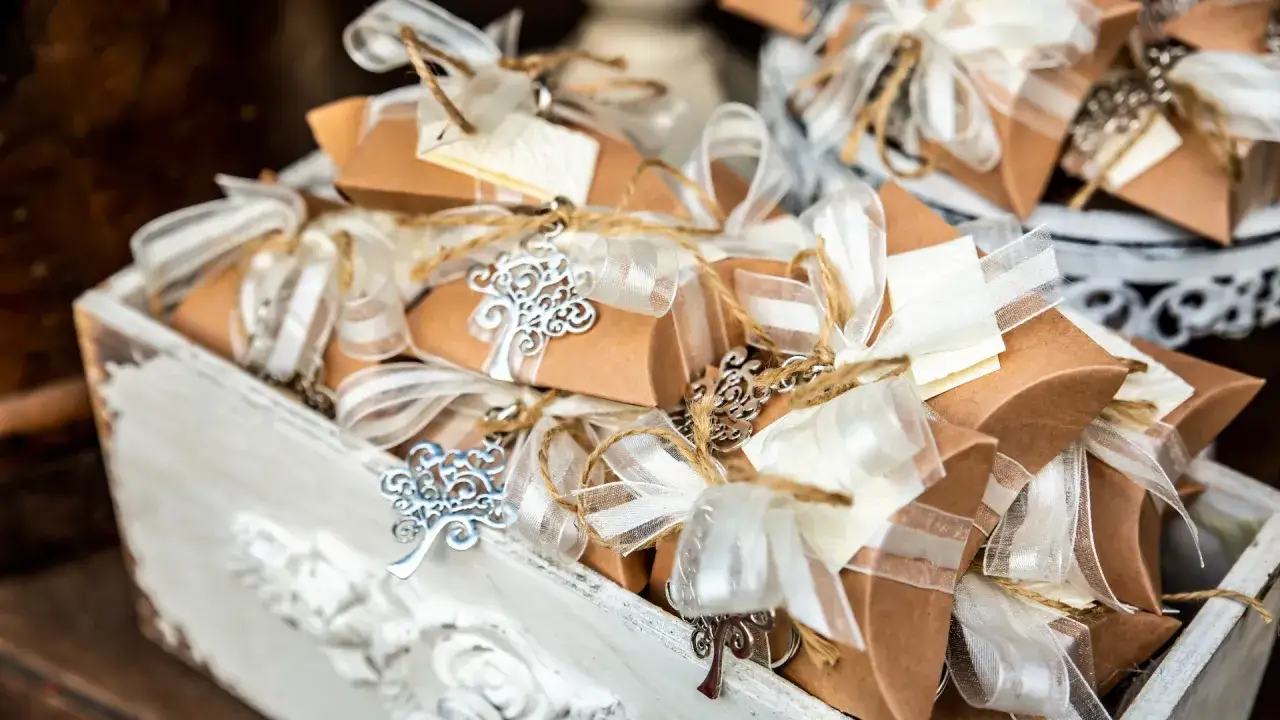 Słodkie podziękowania dla gości: Pomysły, personalizacja, efekt WOW!