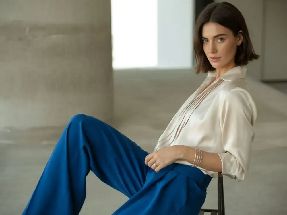 Bluzka do niebieskich spodni: Kolory, fasony, stylizacje. Uniknij błędów!