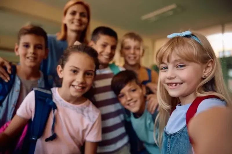 Czy kierownik kolonii może być jednocześnie wychowawcą? Sprawdź zasady