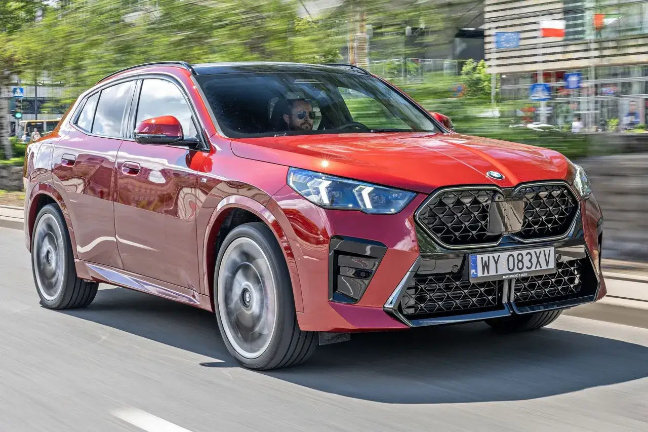 Czerwone BMW X2 w ruchu miejskim. Sprawdź aktualną bmw x2 cena i wybierz swój wymarzony model.
