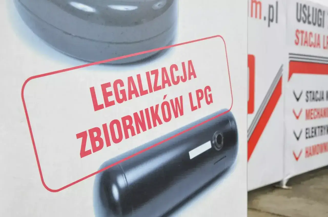 Zbiornik LPG z napisem "Legalizacja zbiorników LPG" na tle innego zbiornika.