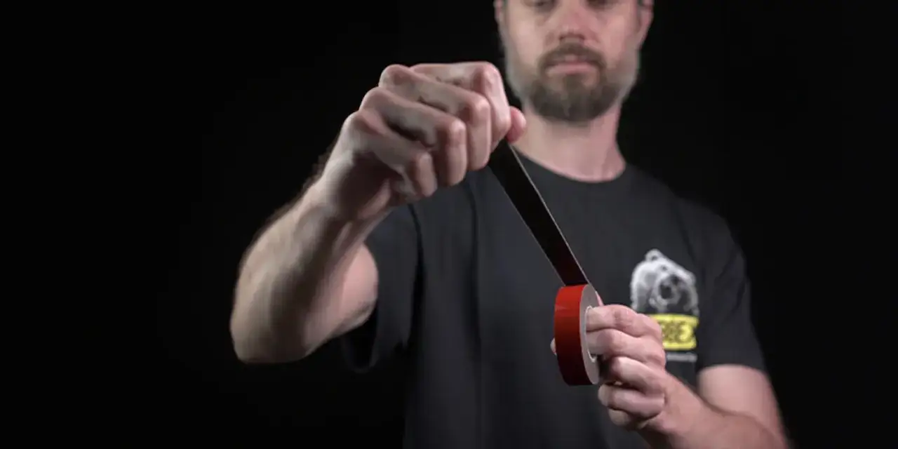 Jak usunąć taśmę dwustronną z mebli bez uszkodzenia powierzchni