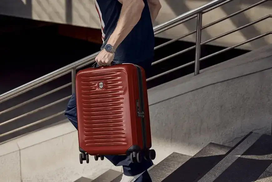 Jaką walizkę do samolotu? Uniknij opłat! Poradnik eksperta