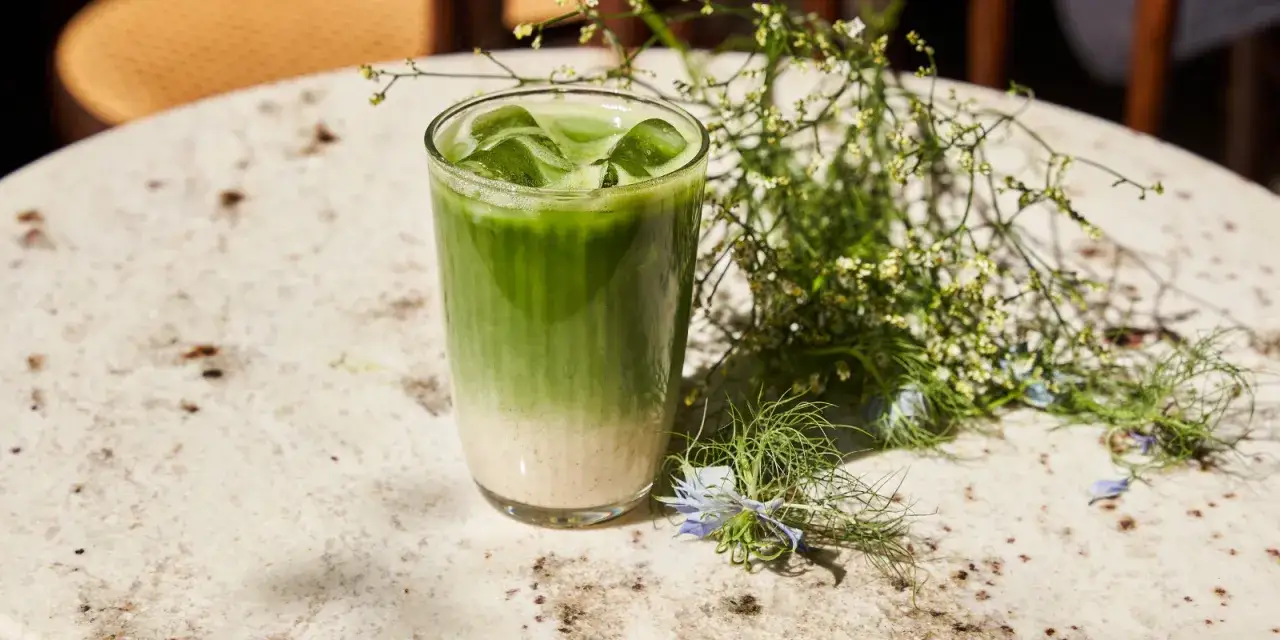 Jak zrobić matchę w domu? Przepis na tradycyjną i latte