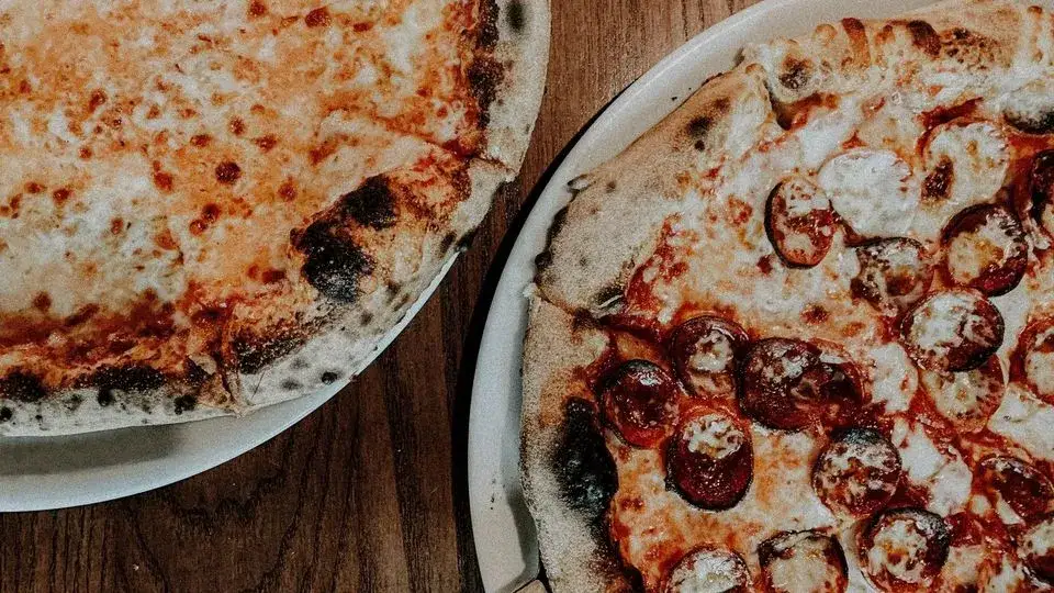 Jak odgrzać pizzę w mikrofali, by była chrupiąca? Sprawdź!