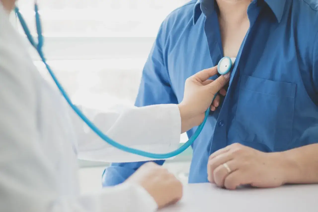 Badania krwi NFZ: Co refunduje lekarz rodzinny, a co specjalista?