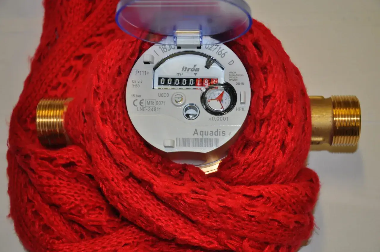 Jak zabezpieczyć wodomierz na działce przed uszkodzeniem i mrozem