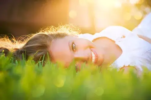 Co sprawia, że człowiek jest szczęśliwy? Odkryj kluczowe czynniki szczęścia