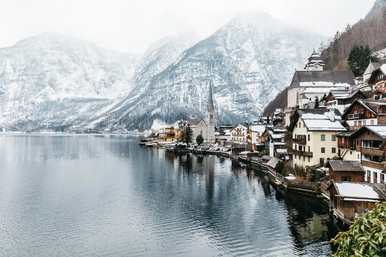 Zimowy krajobraz Hallstatt, Austria. Zastanawiasz się, ile kosztuje bus do Austrii?
