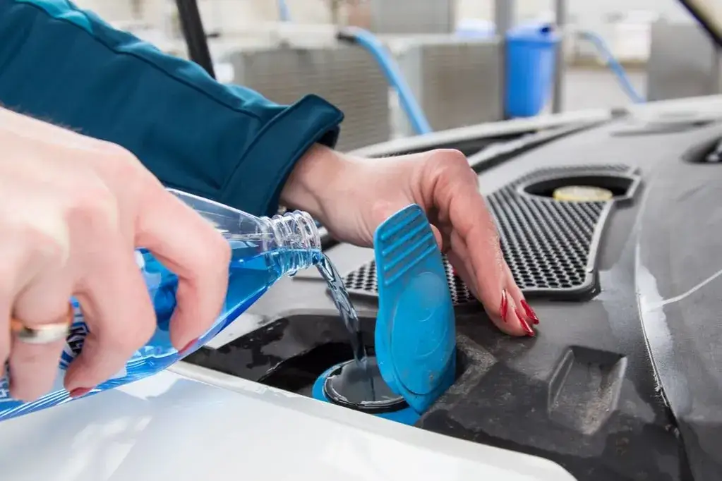 Scheibenwischwasser nachfüllen: So vermeiden Sie Frostschäden im Winter