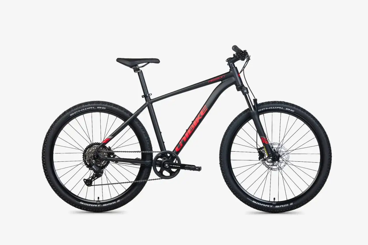 Czarny rower górski Unibike Mission z czerwonym logo. To polska firma, która tworzy rowery dla aktywnych.