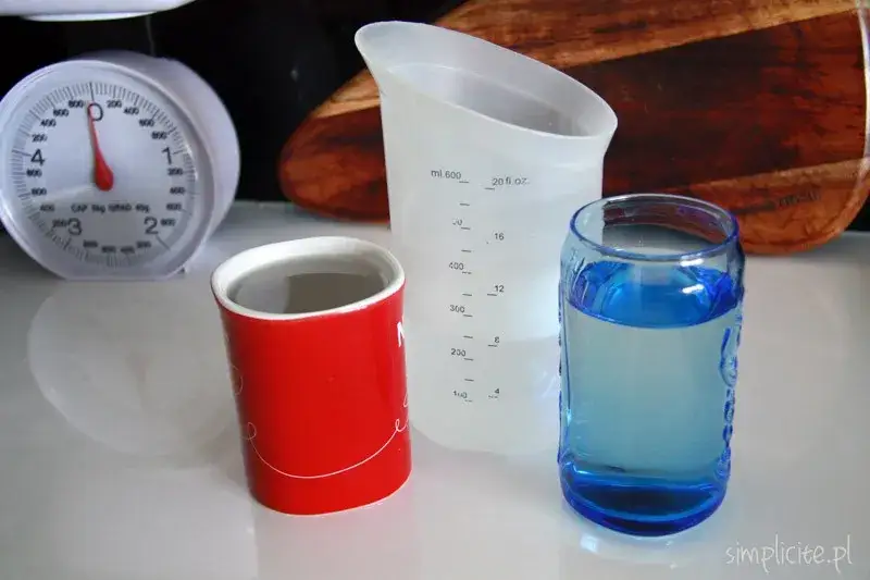 250 g mąki bez wagi? Sprawdź, ile to szklanek i łyżek!