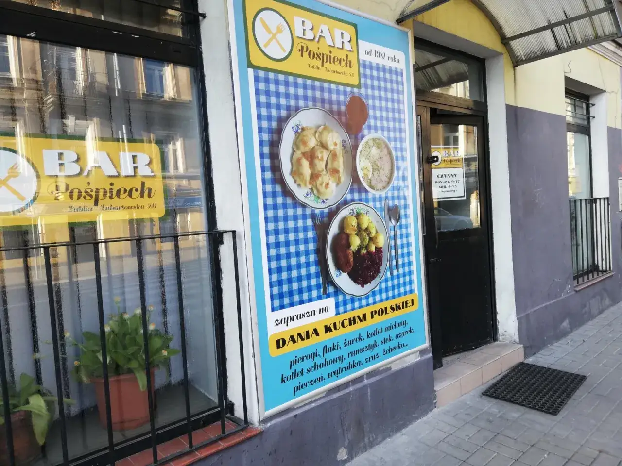 Bar Pospiech w Lublinie, gdzie zjesz tanio polskie dania: pierogi, flaki, żeberka. Od 1981 roku.