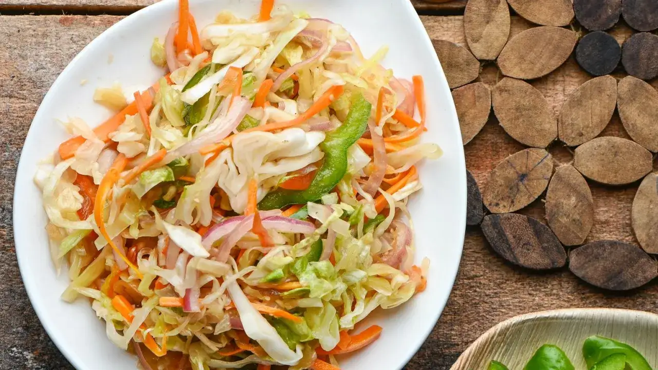 Jak długo przechowywać surówkę z kapusty? Praktyczny poradnik