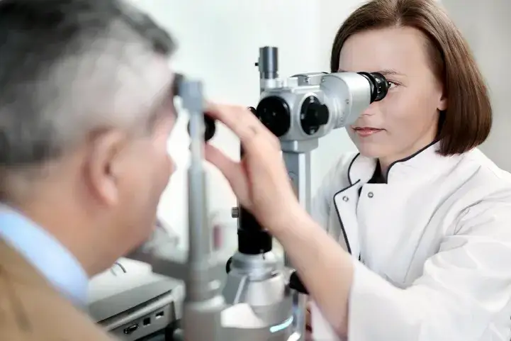 Badanie wzroku u okulisty: Co Cię czeka? Przewodnik krok po kroku