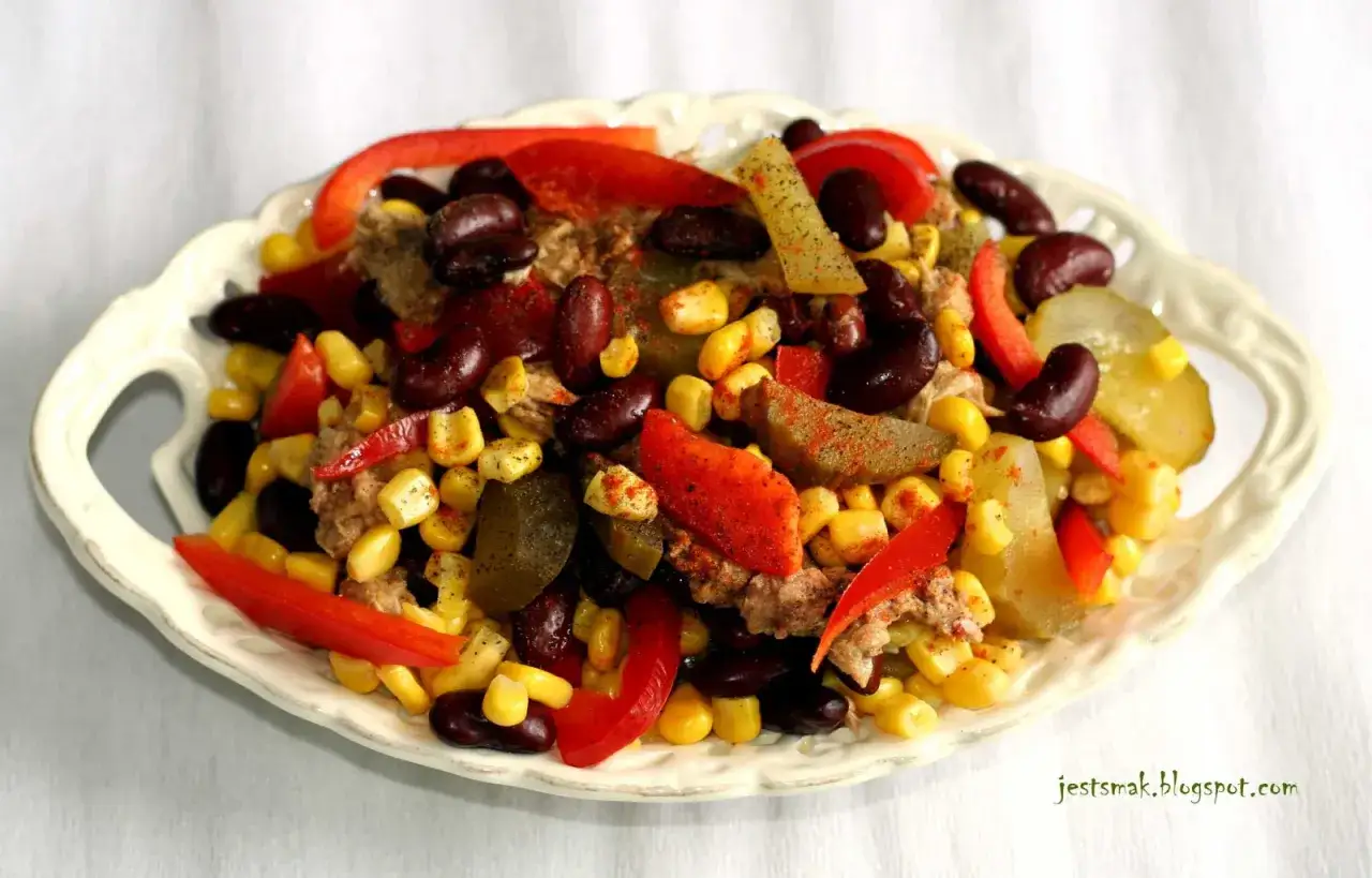 Szybka sałatka meksykańska z fasoli: przepis na imprezę w 15 min!